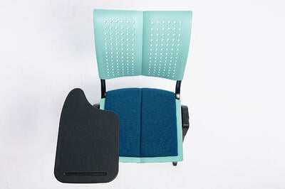 Stapelbare Collegestühle mit ergonomischer Wippmechanik und abnehmbarem Sitzpolster